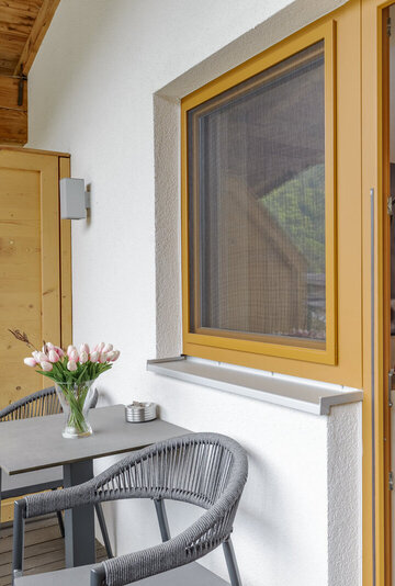Sitzgelegenheit am Balkon mit Bergpanorama