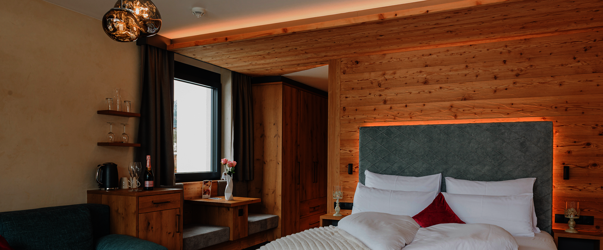Doppelbett in der Junior Suite mit Couch