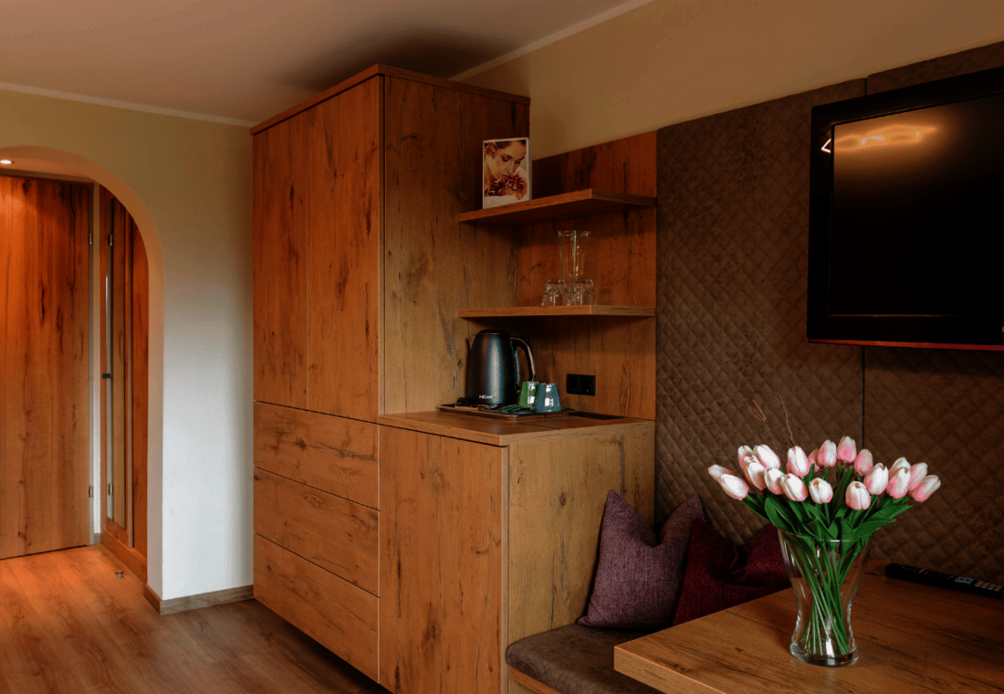 Sitzgelegenheit und Schrank