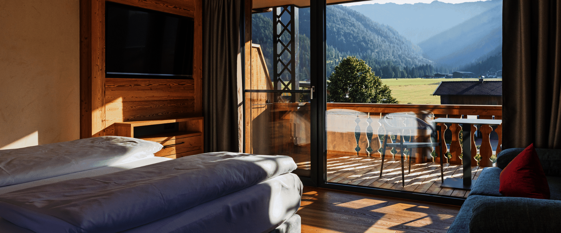 Bett mit Blick nach draußen in die Berge