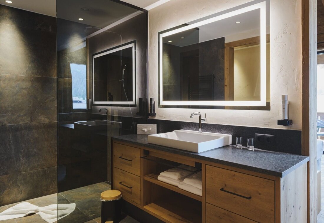 Badezimmer mit Dusche und Waschbecken