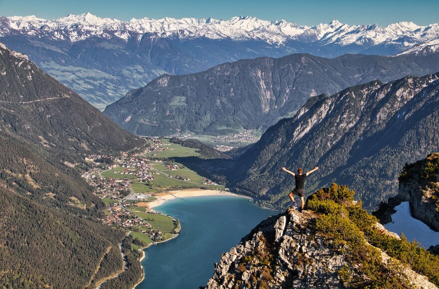Wanderer am Gipfel mit Blick auf den Achensee