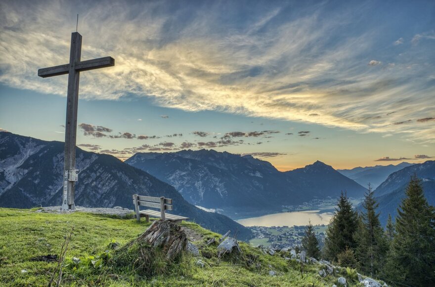 Gipfelkreuz mit Blick auf den Achensee