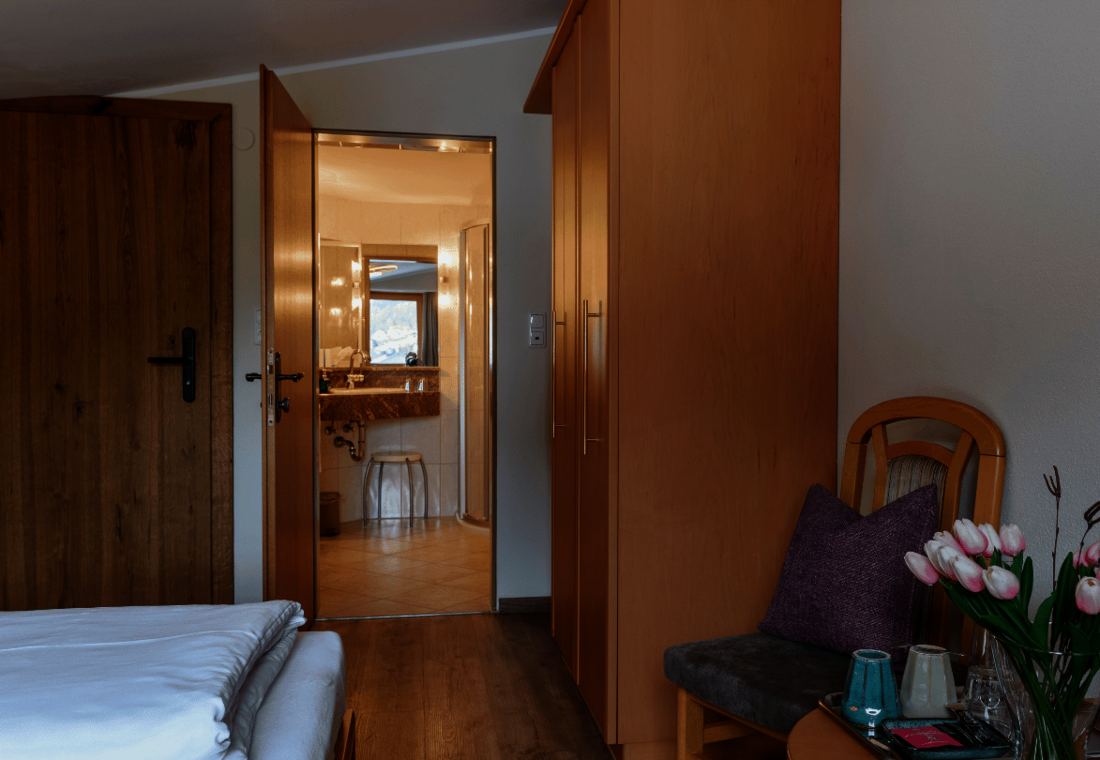 Sitzgelegenheit mit Schrank