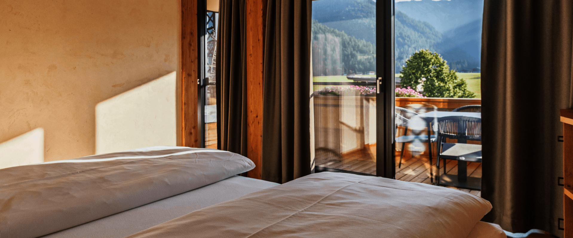 Doppelbett mit Blick nach draußen zum Balkon