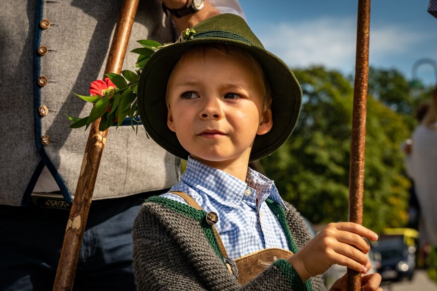 Junge in Trachtenkleidung