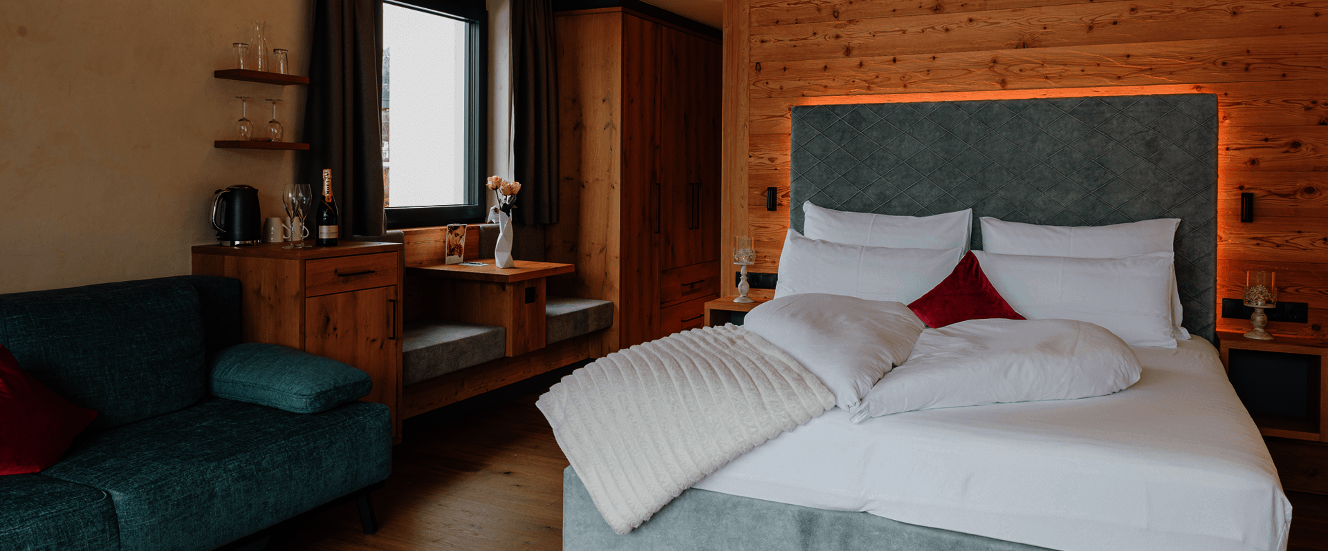 Doppelbett in der Juniorsuite mit Couch