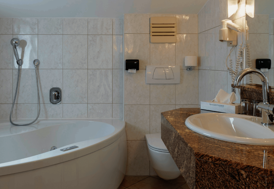 Badezimmer mit Wanne und Waschbecken