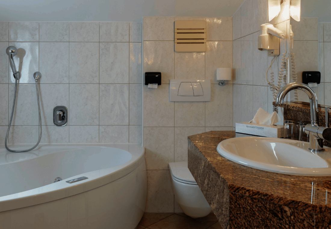 Badezimmer mit Wanne und Waschbecken