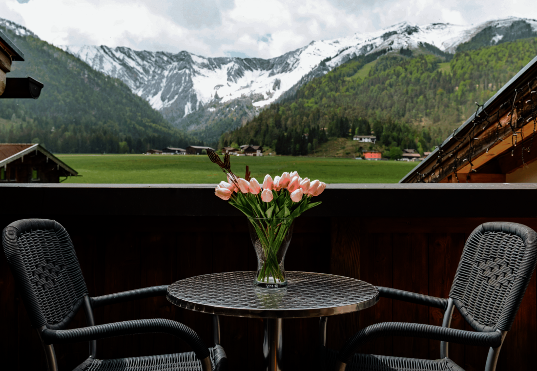 Sitzgelegenheit am Balkon mit Bergpanorama