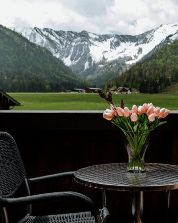 Sitzgelegenheit am Balkon mit Bergpanorama