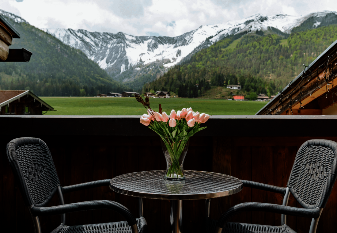 Sitzgelegenheit am Balkon mit Bergpanorama