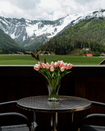 Sitzgelegenheit am Balkon mit Bergpanorama