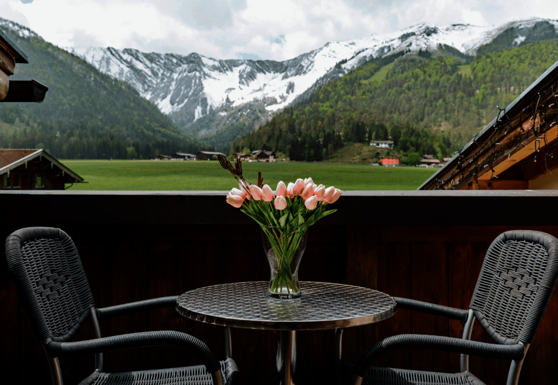 Sitzgelegenheit am Balkon mit Bergpanorama