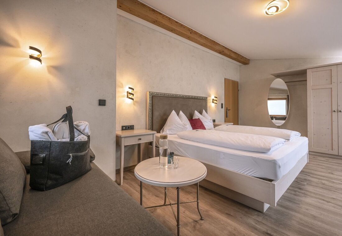 Großes Zimmer mit Doppelbett und Couch