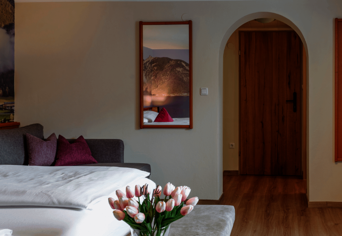 Zimmeransicht mit Doppelbett und Spiegel