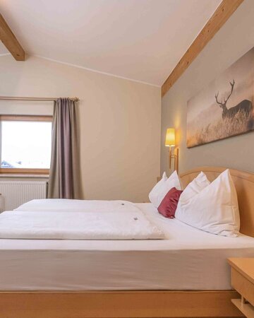 Zimmer mit großem Doppelbett