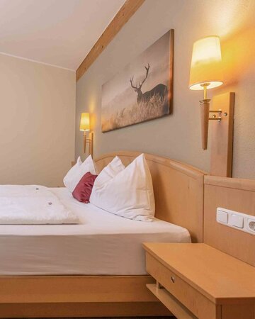 Zimmer mit großem Doppelbett