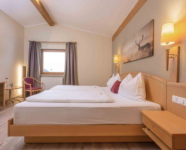 Zimmer mit großem Doppelbett