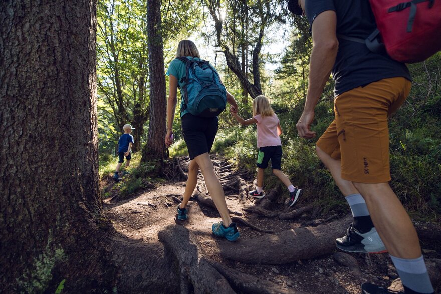 Familie wandert am Gaisalmsteig