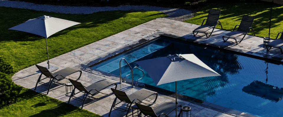 Pool mit Liegen und Sonnenschirm