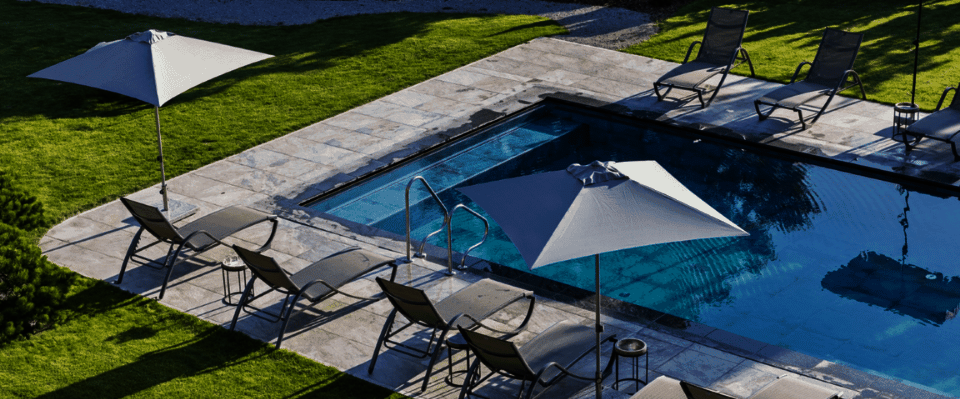 Pool mit Liegen und Sonnenschirm