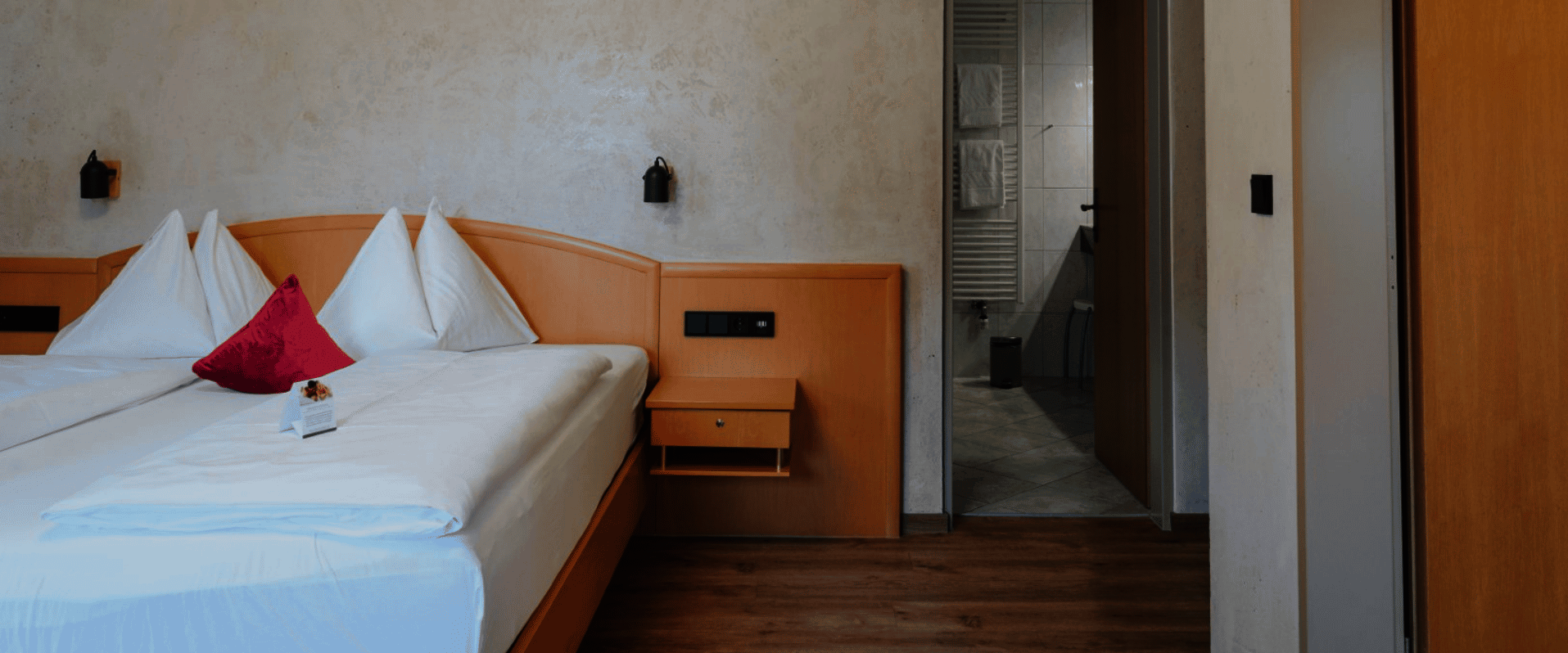Doppelbett mit Eingang zum Badezimmer