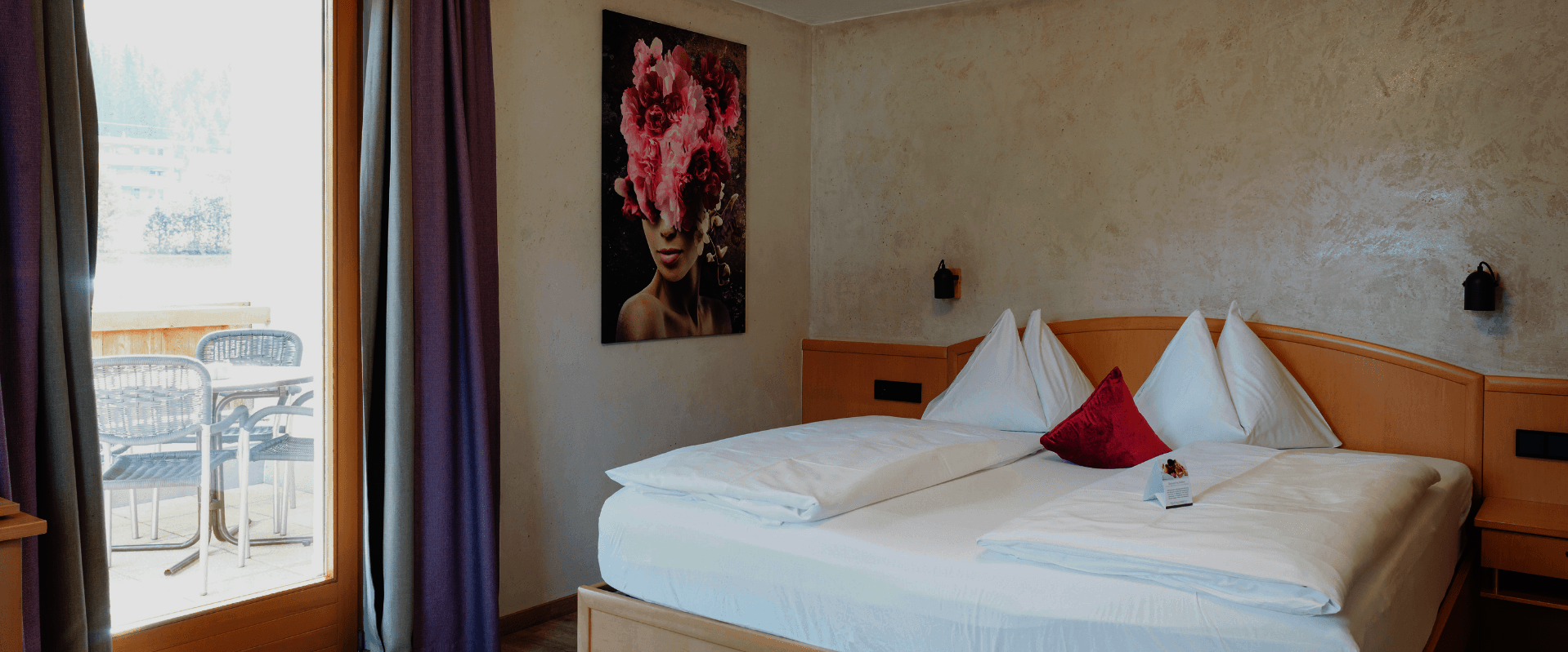 Doppelbett mit Kunst an der Wand