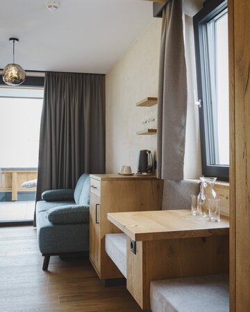 Zimmereinsicht mit Sitzbereich und Sofa