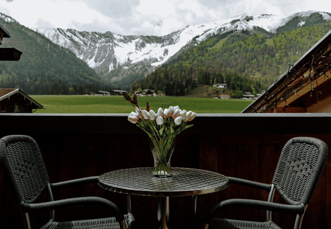 Balkon mit Tisch und Stühlen