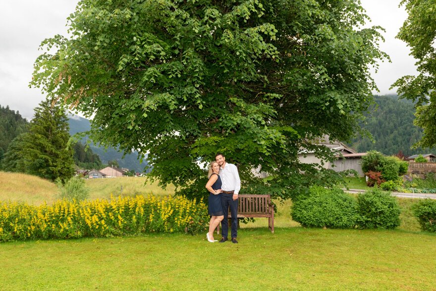 Gastgeber Posen vor Baum für Fotos