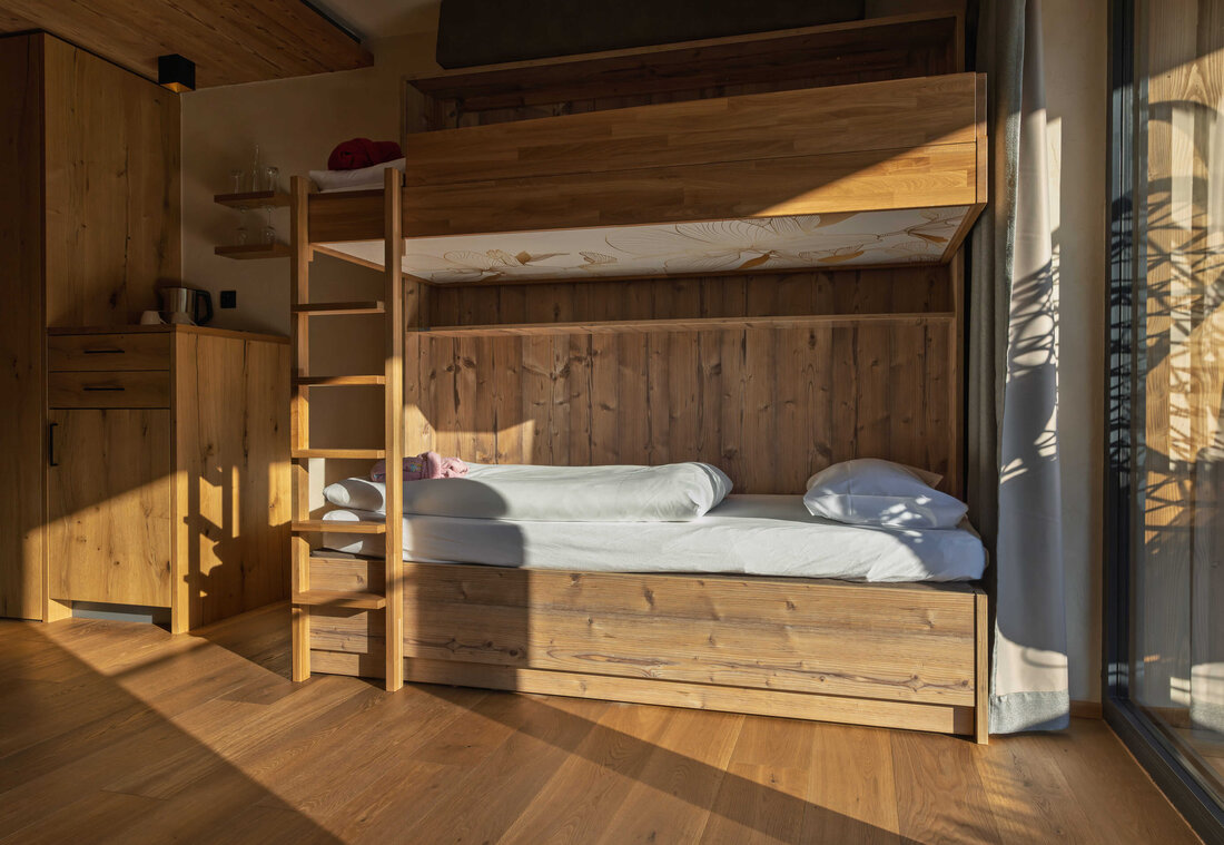 Etagenbett mit Sonnenstrahlen