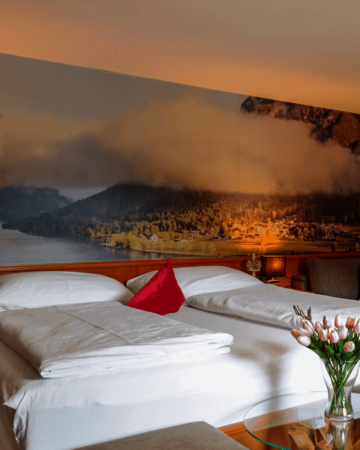 Doppelbett mit Fotowand und Spiegel