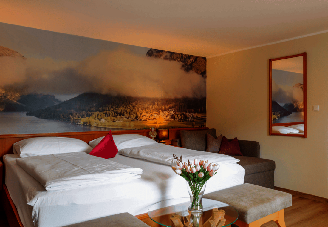 Doppelbett, Couch und Spiegel