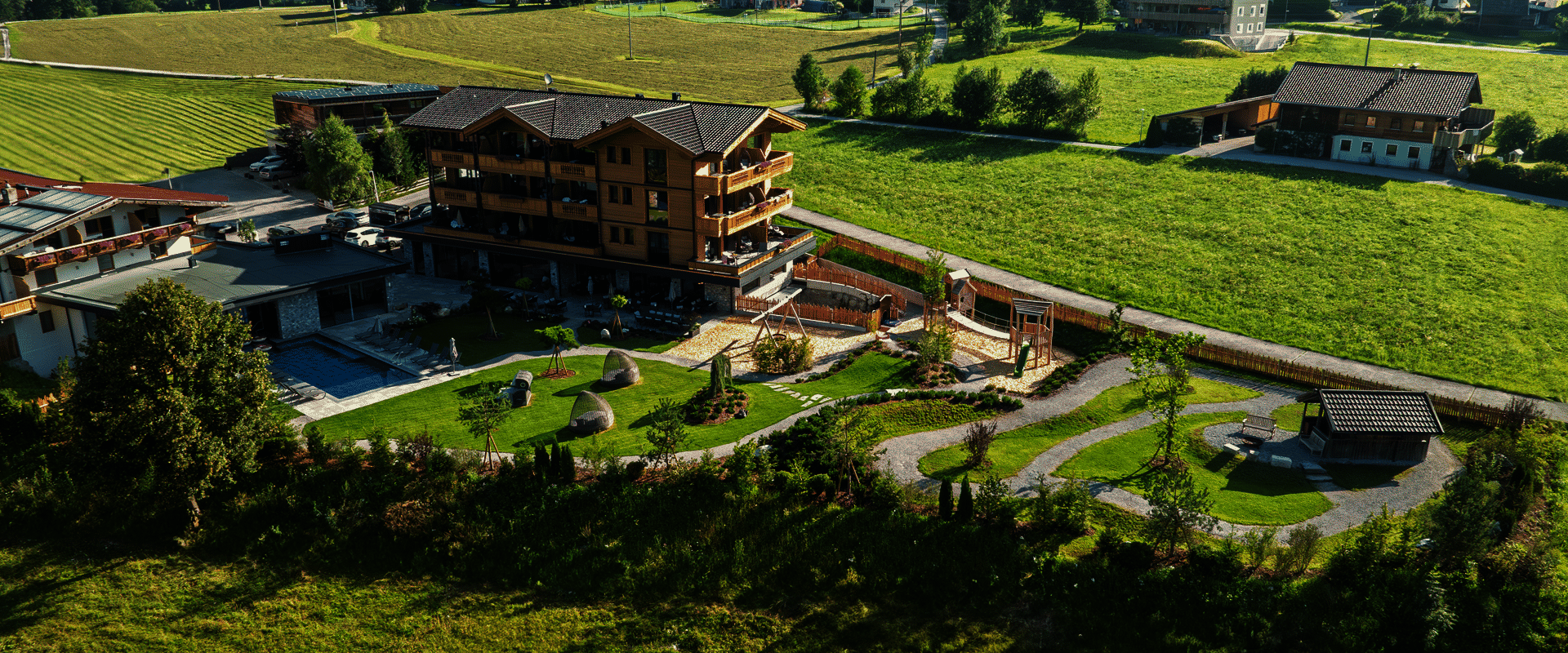 Luftaufnahme vom Hotel mit Garten
