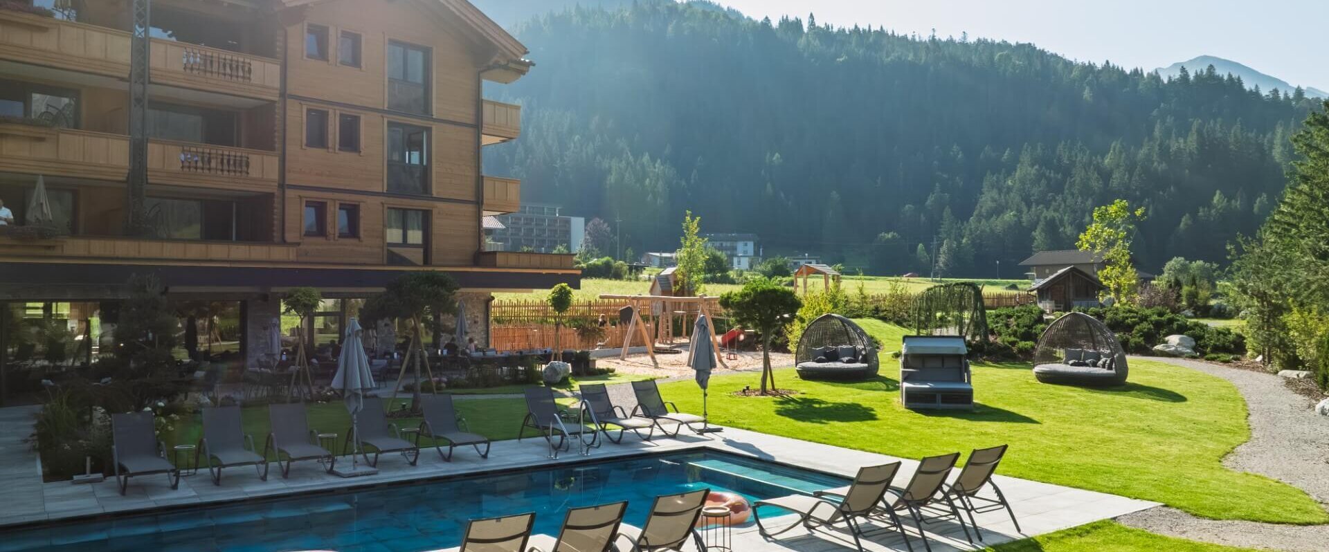Acherl Fassade mit Pool und Garten