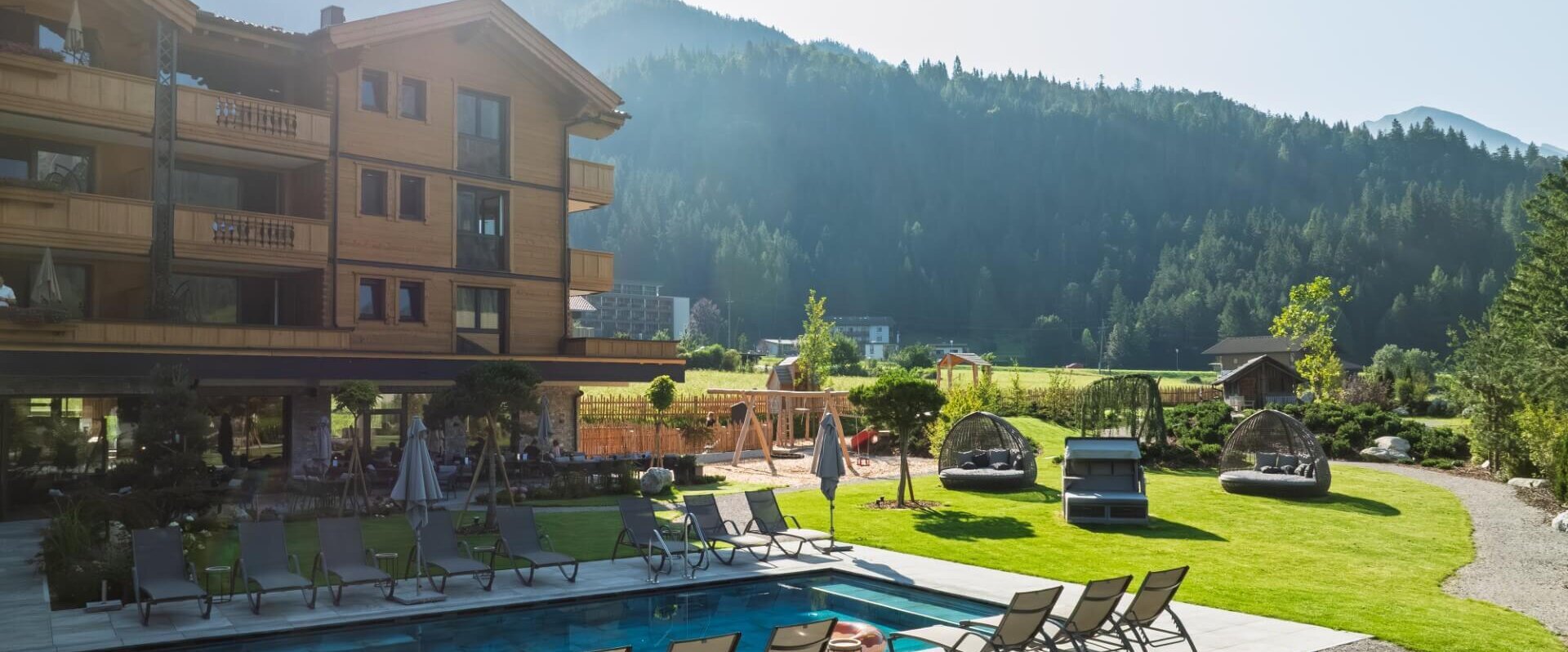 Acherl Fassade mit Pool und Garten