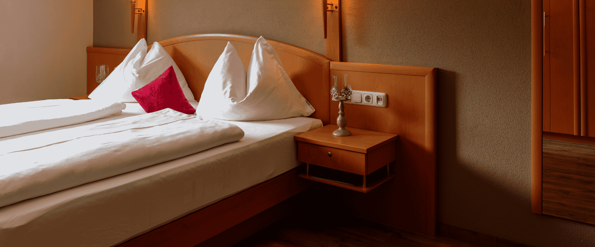 Doppelbett mit Hirschbild