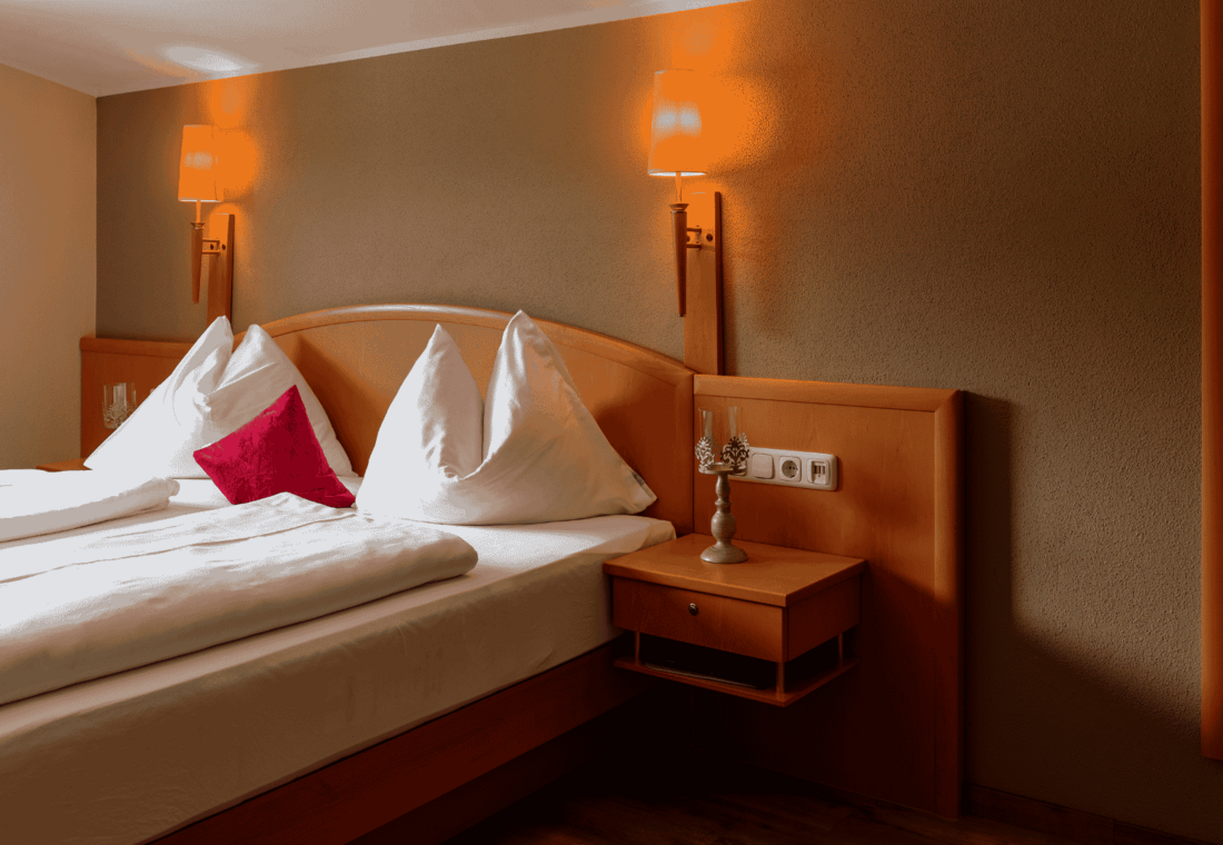 Bett mit Nachttisch