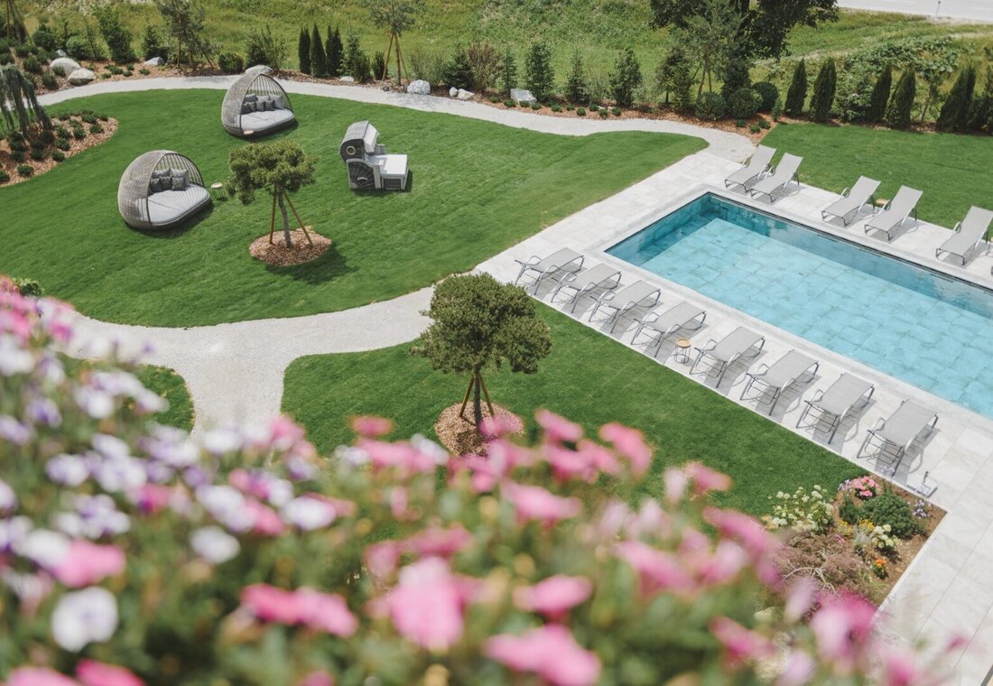 Garten und Pool mit Blumen 