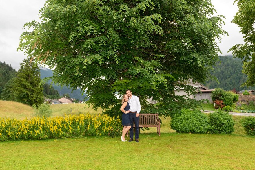 Gastgeber Posen vor Baum für Fotos