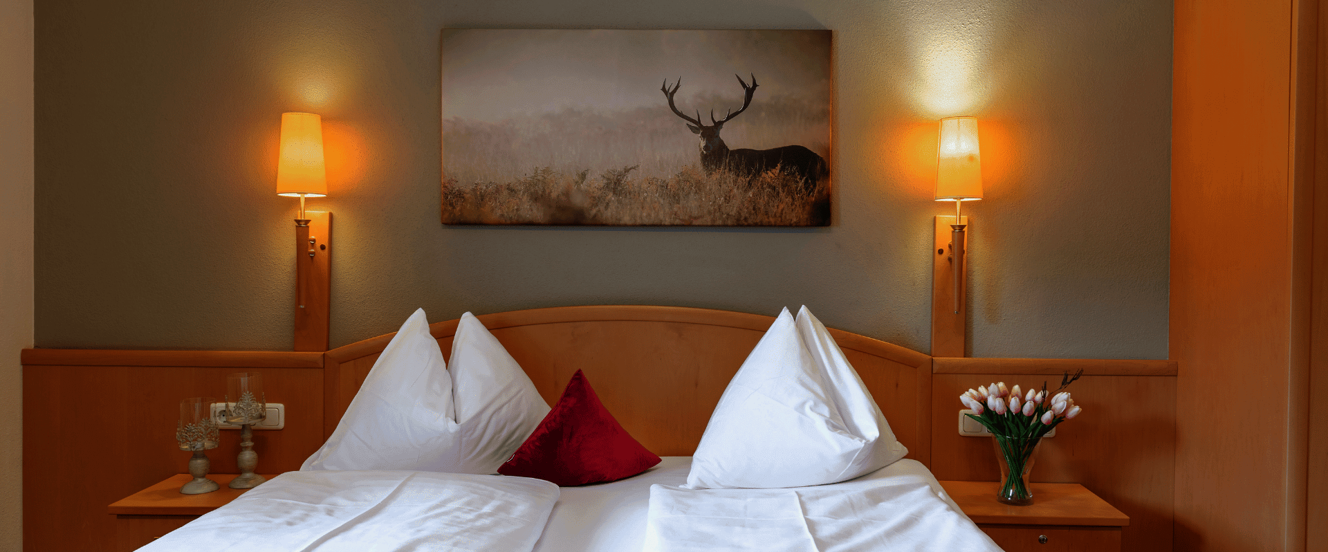 Doppelbett mit Hirschbild