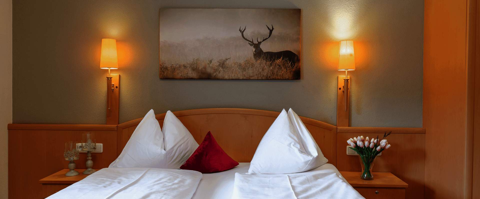 Doppelbett mit Hirschbild