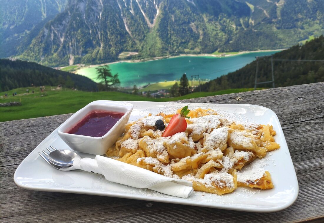 Kaiserschmarren auf einem Teller mit dem Achensee im Hintergrund