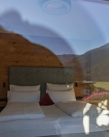 Doppelbett mit Bergspiegelung