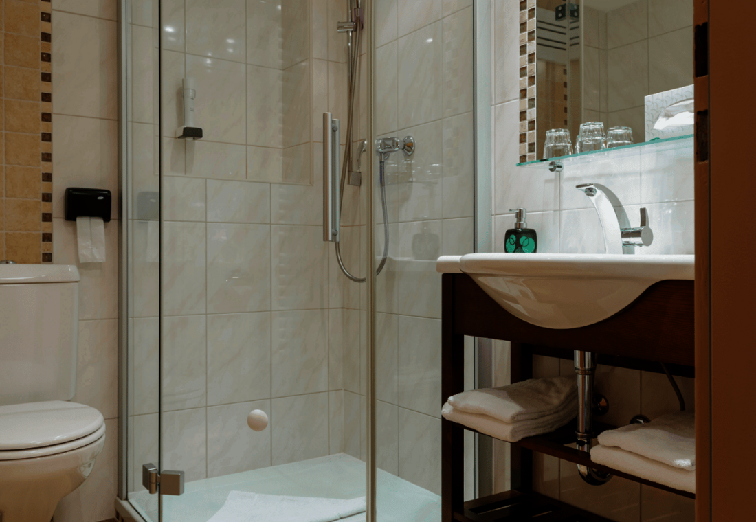 Badezimmer mit Tisch, WC und Waschbecken