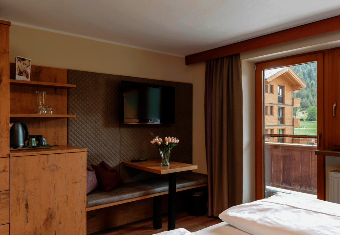 Zimmeransicht mit Doppelbett und Sitzgelegenheit