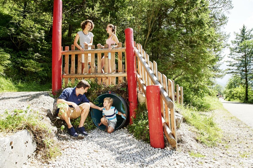 Familie auf einem Spielplatz