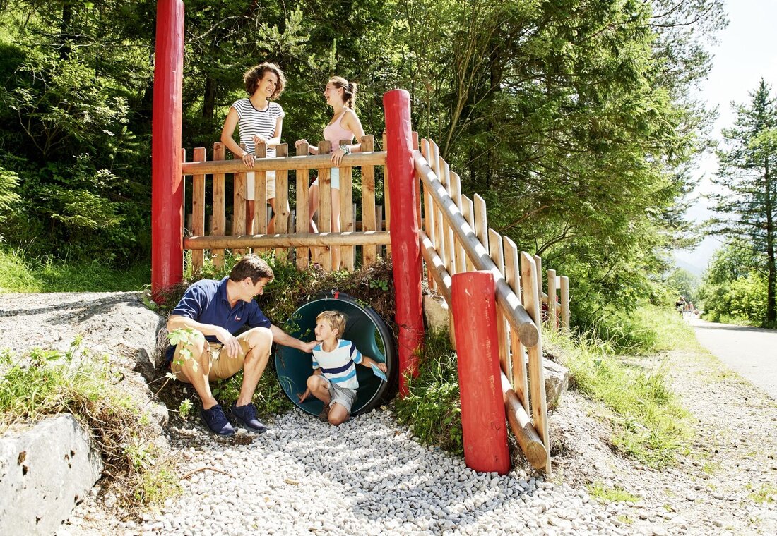 Familie auf einem Spielplatz