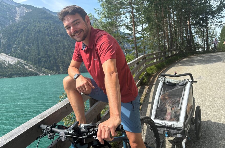 Gastgeber vorm Achensee auf einem Fahrrad